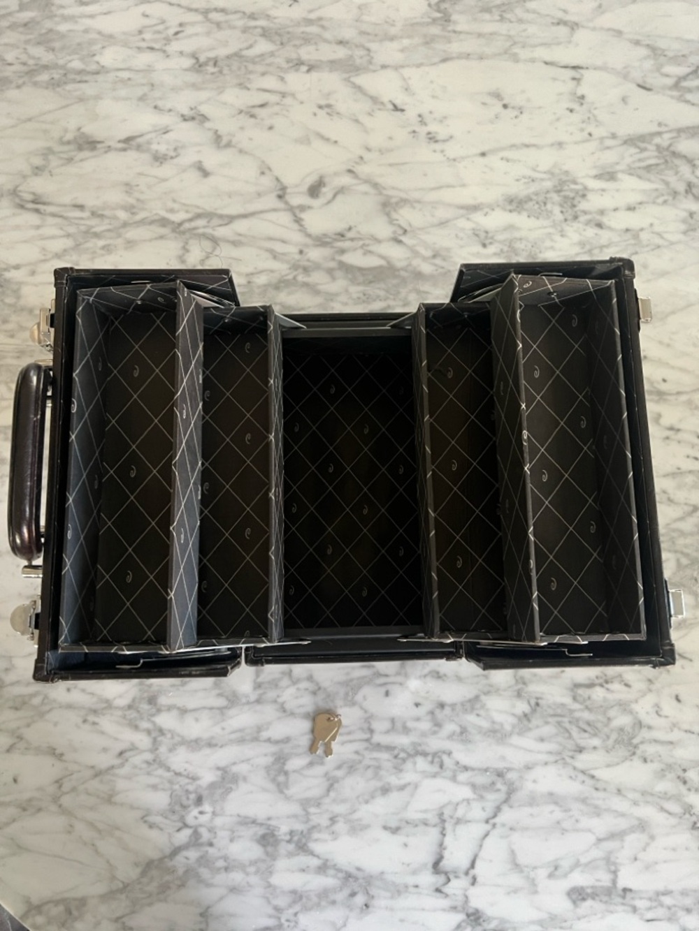 Train Makeup Case - Picture 5 of 8